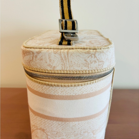 Cream Dior Travel Vanity Case - cruise 2022 collection - Picture 2 of 11